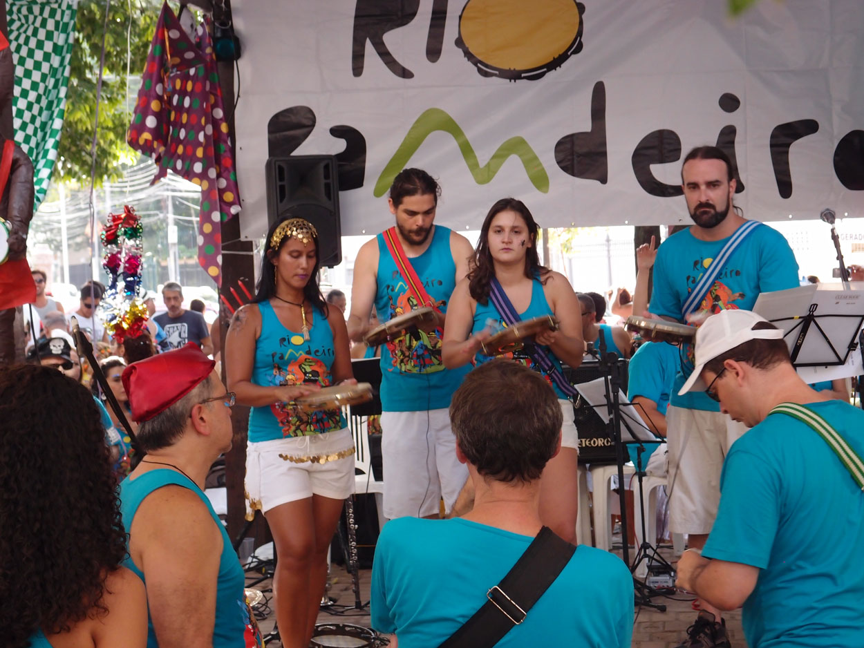 2016-01-30 03 Rio Pandeiro asombrando a Praca Sao Salvador (Foto + Video)
